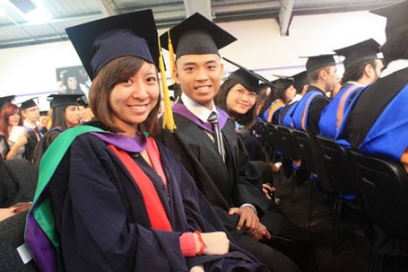 Học thạc sĩ tại Việt Nam, nhận bằng ở Anh