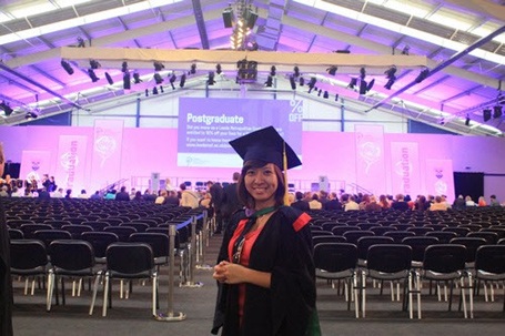 Học thạc sĩ tại Việt Nam, nhận bằng ở Anh