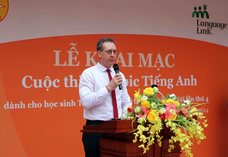 Olympic tiếng Anh THCS: Chất lượng thí sinh ngày càng vượt trội - 3 Ông Gavan Iacono - TGĐ Language Link Việt Nam phát biểu khai mạc.