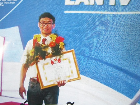 Tiến sĩ 8X và lớp học “1 đô” - 1 TS Nguyễn Bá Hải nhận giải thưởng Nhà giáo trẻ tiêu biểu lần 5 năm 2013 của Thành Đoàn TPHCM.