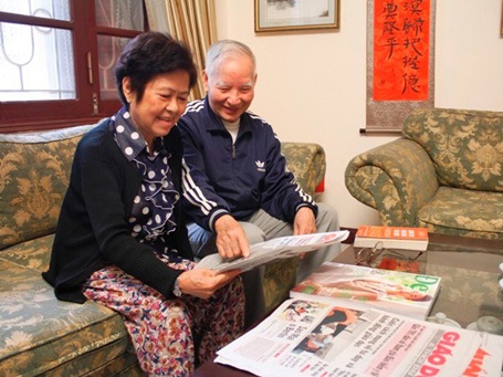 Bà Đào trong giây phút thảnh thơi hiếm hoi bên chồng. (Ảnh: PV/Vietnam+)