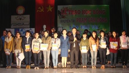 Quảng Ngãi: Trao 627 suất học bổng khuyến học đến sinh viên Giỏi, Khá - 3 Bí thư Tỉnh ủy Võ Văn Thưởng chụp ảnh lưu niệm cùng sinh viên nhận học bổng
