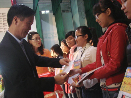 Quảng Ngãi: Trao 627 suất học bổng khuyến học đến sinh viên Giỏi, Khá - 2 Bí thư Võ Văn Thưởng tặng học bổng đến sinh viên.