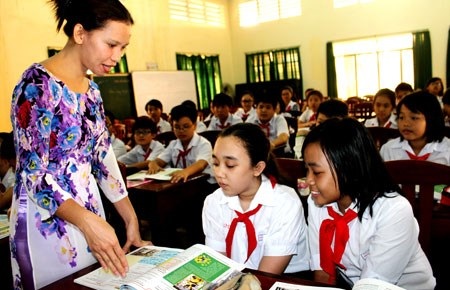 Nhà trường gặp khó với giáo viên “ngoại” dạy tiếng Anh - 1 Giáo viên April Gravette R. Miralles đang giảng dạy tiếng Anh tại một trường tiểu học. (Ảnh: H.Lam)