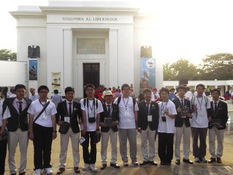 Tiến sĩ Lê Bá Khánh Trình: Trước hết hãy thay đổi tư duy người thầy - 1 Đoàn học sinh Việt Nam tham gia IMO 54 tại Colombia - 7/2013. (Ảnh: Lê Bá Khánh Trình)