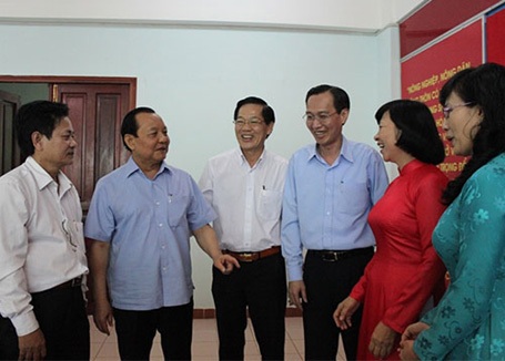 Ngổn ngang bậc học mầm non - 1 Bí thư Thành ủy TP HCM Lê Thanh Hải trao đổi cùng lãnh đạo huyện Bình Chánh tại buổi làm việc.