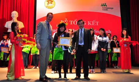Háo hức trước thềm cuộc thi Olympic Tiếng Anh THCS lần thứ 4 - 3 Bạn Nguyễn Thùy Dương - quán quân năm thứ 3 trong lễ trao giải Olympic tiếng Anh THCS.