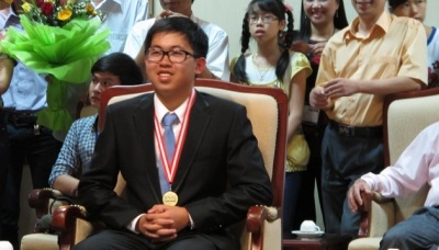 Ngô Phi Long: "Cậu bé vàng" với tố chất thiên bẩm - 1 Ngô Phi Long với tấm huy chương vàng Olympic Vật lý quốc tế thứ hai vào năm 2013. (Ảnh: Lê Hà)