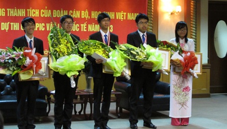 Ngô Phi Long: "Cậu bé vàng" với tố chất thiên bẩm - 2 Những gương mặt của đội tuyển Olympic Vật lý Quốc tế 2013. (Ảnh: Lê Hà)