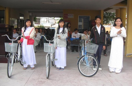 Tặng xe đạp cho học sinh khó khăn - 1 Các em học sinh Trường THPT Hoàng Diệu (TP Sóc Trăng, tỉnh Sóc Trăng) nhận xe đạp.