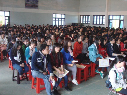 Quảng Ngãi: Trao 627 suất học bổng khuyến học đến sinh viên Giỏi, Khá - 1 Hàng trăm sinh viên giỏi, khá là người Quảng Ngãi tại buổi lễ trao học bổng