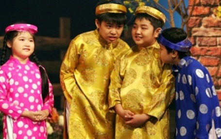 Dạy con tiêu tiền lì xì - 1 Ngày Tết, trẻ con mừng tuổi ông bà, cha mẹ để nhận lì xì.