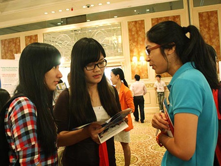 Sống cân bằng khi du học - 1 Các bạn trẻ tìm hiểu kinh nghiệm du học Úc. (Ảnh: Quốc Quang)