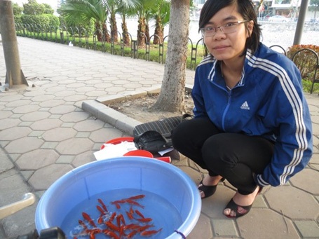 Sinh viên sợ “sập bẫy” việc làm thêm ngày Tết - 2 Tranh thủ ngày tết ông Công ông Táo, Loan cùng một số người bạn đi bán cá vàng.