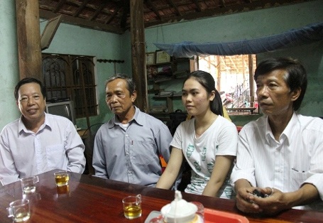 Nỗi lo của cô thủ khoa mồ côi nơi đại ngàn - 1 Ban giám hiệu Trường THPT Trà Bồng và hàng xóm đến chúc mừng thủ khoa đầu tiên ở địa phương