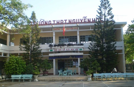 Bị thầy giáo tát liên tiếp vào mặt, học trò đánh trả lại ngay trên bục giảng - 2 Trường THPT Nguyễn Huệ (Bình Định) nơi xảy ra vụ việc