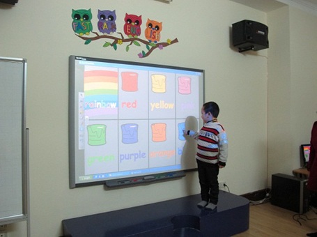 Phương pháp học hiện đại, tương tác cùng bảng thông minh.