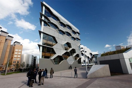 Con đường ngắn nhất sở hữu bằng ĐH Anh quốc - 1 Tòa nhà công nghệ hi tech và IT tại Đại học