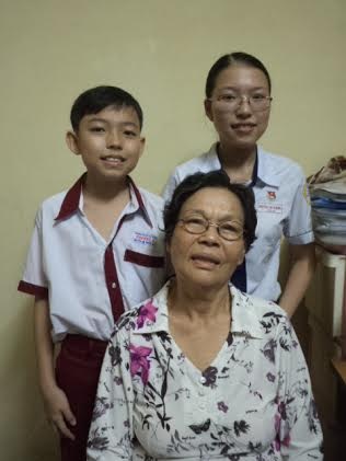 Con gái chủ quán cháo giò heo đậu thủ khoa, á khoa 2 trường đại học - 2 Chị em Thùy Dương và bà nội.