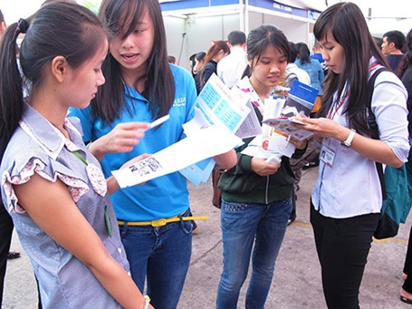Chật vật ở lại - 1 Nhiều lao động trẻ quyết tâm tìm việc làm ở TP HCM. (Ảnh chụp tại một ngày hội việc làm)