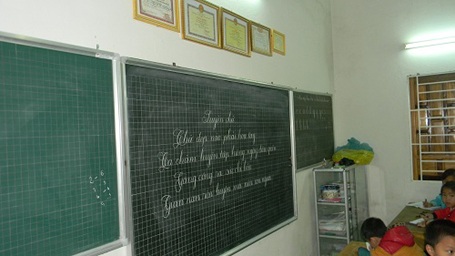 Ngày xuân, gặp cô giáo dạy viết chữ đẹp cho đồng nghiệp - 1 Từng con chữ của cô Nghĩa như có hồn làm say đắm lòng người