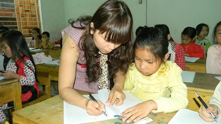 Ngày xuân, gặp cô giáo dạy viết chữ đẹp cho đồng nghiệp - 2 Cô giáo Nguyễn Thị Nghĩa đang dạy cho các em học sinh viết chữ đẹp tại nhà mình