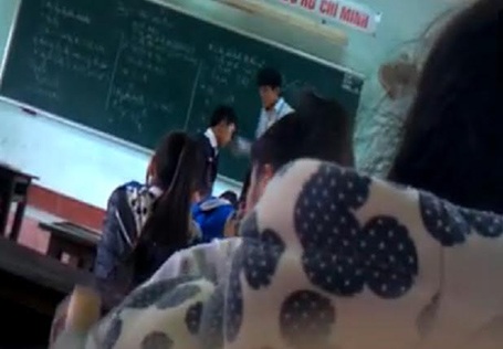 Bị thầy giáo tát liên tiếp vào mặt, học trò đánh trả lại ngay trên bục giảng - 1 Bị thầy giáo tát liên tiếp vào mặt, học trò đánh trả lại ngay trên bục giảng