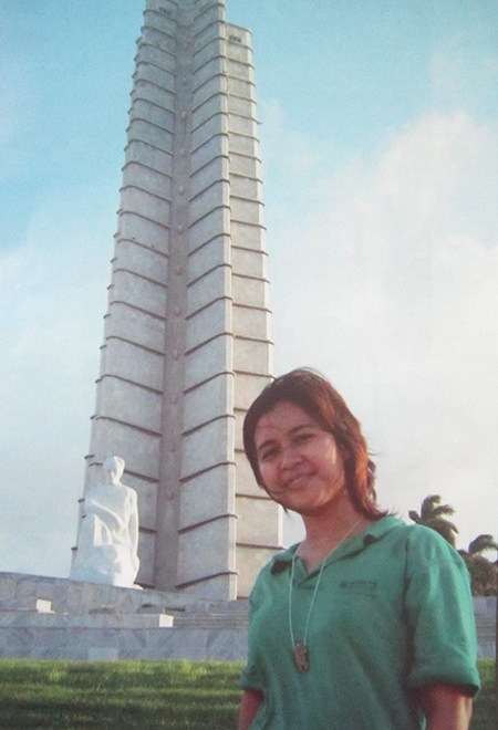 Nữ tiến sĩ đầu tiên của đồng bào Ê Đê - 1 H'Linh tại Quảng trường Cách mạng Cuba.