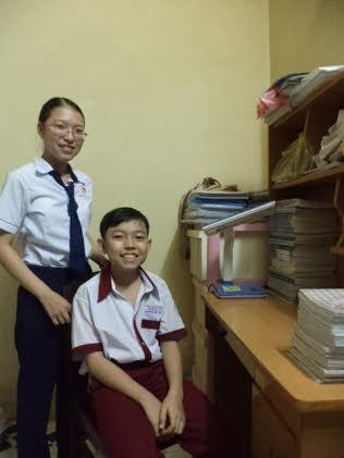 Con gái chủ quán cháo giò heo đậu thủ khoa, á khoa 2 trường đại học - 4 Thùy Dương và em trai Hải Triều.