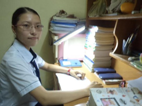 Con gái chủ quán cháo giò heo đậu thủ khoa, á khoa 2 trường đại học - 3 Thủ khoa Nguyễn Thùy Dương bên góc học tập.