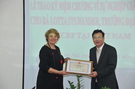 Bộ GD-ĐT trao tặng Kỉ niệm chương Vì sự nghiệp Giáo dục cho bà Lotta Sylwander