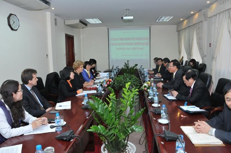 Tặng Kỷ niệm chương vì sự nghiệp giáo dục cho bà Lotta Sylwander