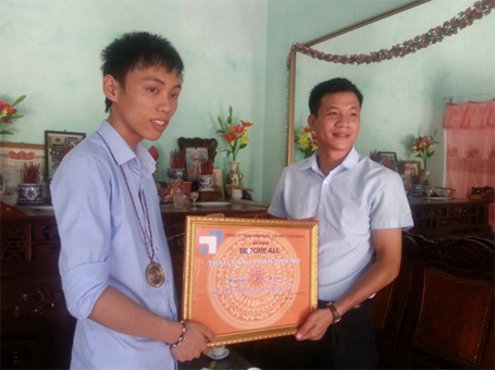 Nhiều Doanh nghiệp đồng hành cùng Nguyễn Thế Hoàn - HCV Olympic Toán Quốc tế - 1 Đại diện Công ty TNHH Sản Xuất, Lắp Ráp Tuấn Nghĩa trao tặng phần thưởng đến em Nguyễn Thế Hoàn.