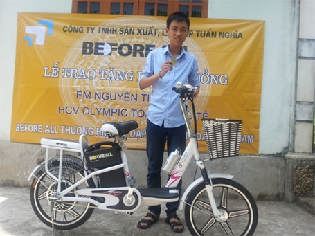 Nhiều Doanh nghiệp đồng hành cùng Nguyễn Thế Hoàn - HCV Olympic Toán Quốc tế - 2 Nguyễn Thế Hoàn và phần thưởng Công ty Tuấn Nghĩa trao tặng.