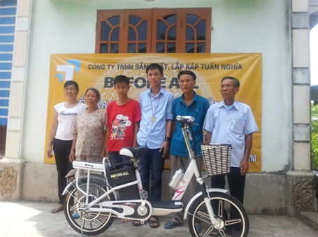 Nhiều Doanh nghiệp đồng hành cùng Nguyễn Thế Hoàn - HCV Olympic Toán Quốc tế - 3 Gia đình Hoàn trong lễ trao phần thưởng.