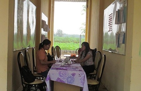 Bàn hiệu trưởng kê... ngoài hiên - 1 Bàn hiệu trưởng kê... ngoài hiên