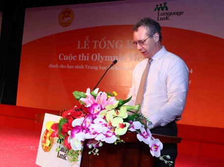 Tôn vinh 180 thí sinh xuất sắc đạt giải cuộc thi Olympic tiếng Anh THCS lần 4 - 1 Ông Gavan Iacono phát biểu khai mạc buổi lễ.