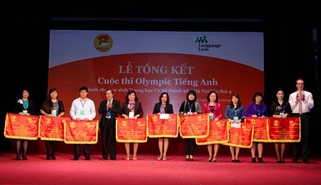 Tôn vinh 180 thí sinh xuất sắc đạt giải cuộc thi Olympic tiếng Anh THCS lần 4 - 2 10 tập thể đạt thành tích cao trong cuộc thi.