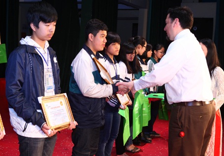 Tôn vinh 180 thí sinh xuất sắc đạt giải cuộc thi Olympic tiếng Anh THCS lần 4 - 3 75 thí sinh đầu tiên nhận giải Khuyến khích.