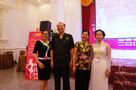 Cô Nguyễn Đức Thục Anh chụp hình lưu niệm cùng các khách mời VIP. 