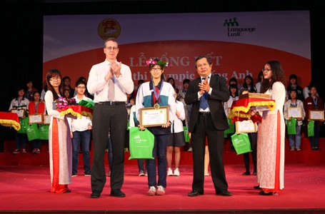 Tôn vinh 180 thí sinh xuất sắc đạt giải cuộc thi Olympic tiếng Anh THCS lần 4 - 6 Phạm Quế Anh vui mừng nhận giải Nhất cuộc thi.