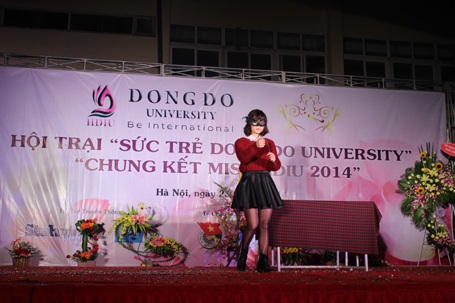 Sức trẻ Đông Đô University: Tỏa sáng và ấn tượng - 3 Phần thi tài năng ảo thuật của sinh viên Lữ Thị Vân Linh.