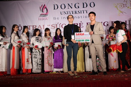 Sức trẻ Đông Đô University: Tỏa sáng và ấn tượng - 4 Đại diện Sara Window và Sara Korea trao học bổng cho sinh viên.