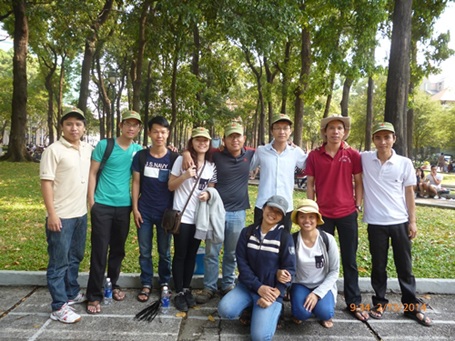 Chàng sinh viên lập hội ghét “xả rác” - 1 Các thành viên của dự án nhặt rác Sài Gòn