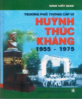 Thầy Ninh Viết Giao đã có 700 cuốn sách đẹp đóng bìa cứng để tặng nhà trường, bạn bè và học trò cũ.