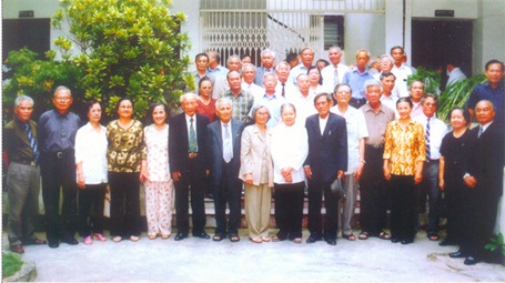 Thầy Ninh Viết Giao với cuộc họp mặt năm 2005 học sinh lớp 10 khóa đầu tiên 1955 - 1958 tại Hà Nội