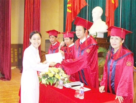 Đại học Hà Tĩnh với chế độ ưu đãi đặc biệt đào tạo nhân lực cho khu kinh tế Vũng Áng - 1 Lễ trao bằng tốt nghiệp