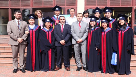 Học viên cao học USTH tốt nghiệp khóa 1 chụp ảnh cùng ngài Đại sứ Pháp và Hiệu trưởng USTH.