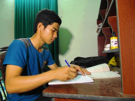 Chông chênh giấc mơ làm thầy của nam sinh mưu sinh trên bãi rác - 4 Ngày ngày, bất chấp khó khăn, em vẫn miệt mài học tập để theo kịp chương trình.