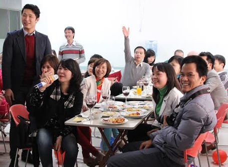 Học MBA theo cách mới - 2 Học viên MBA hào hứng với những buổi thảo luận có tính thực tiễn cao.